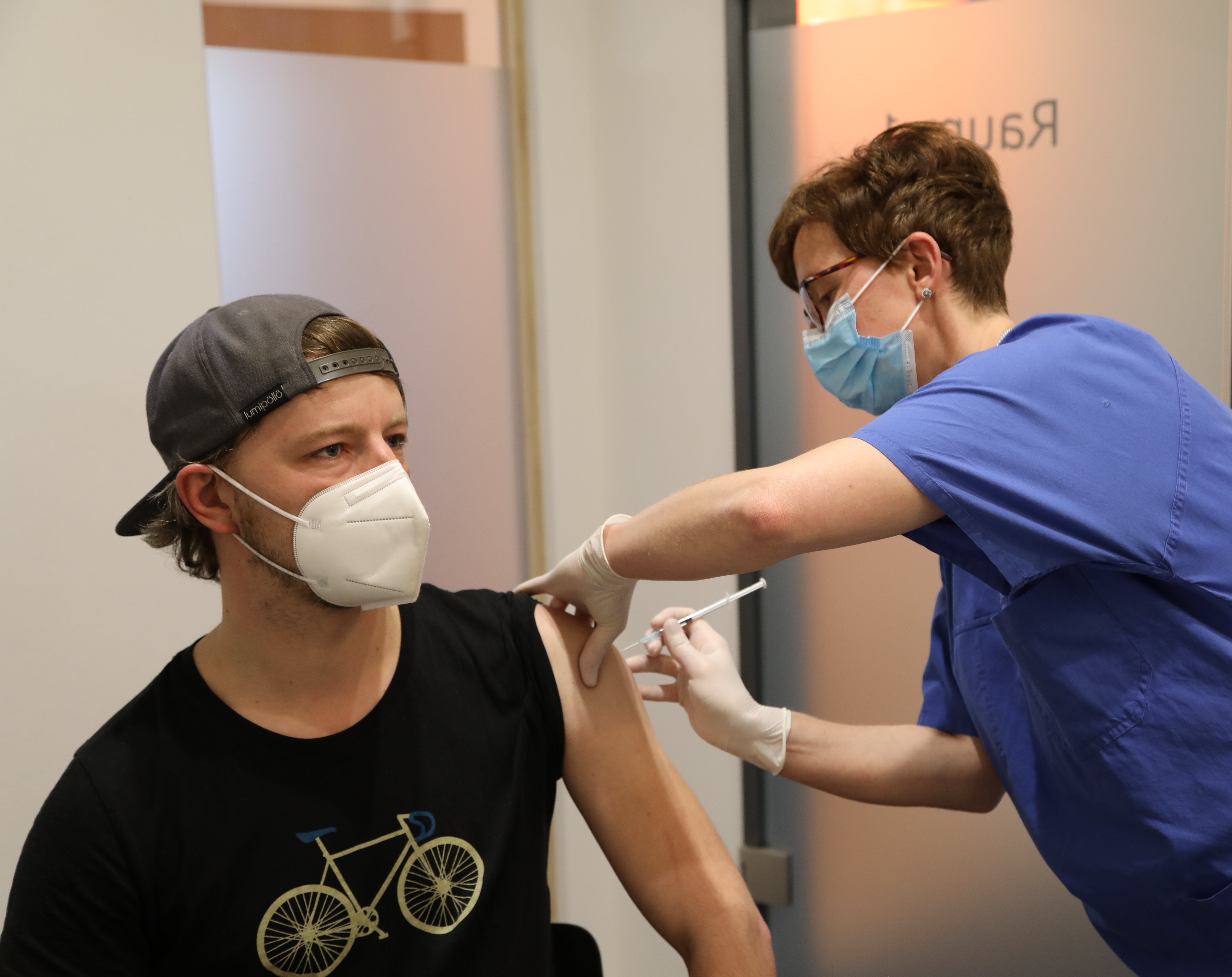 Ärztin Stefanie Liebisch impft einen Mitarbeiter der Deutschen Werkstätten am Unternehmenssitz in Dresden-Hellerau. Foto: DW/J. Richter