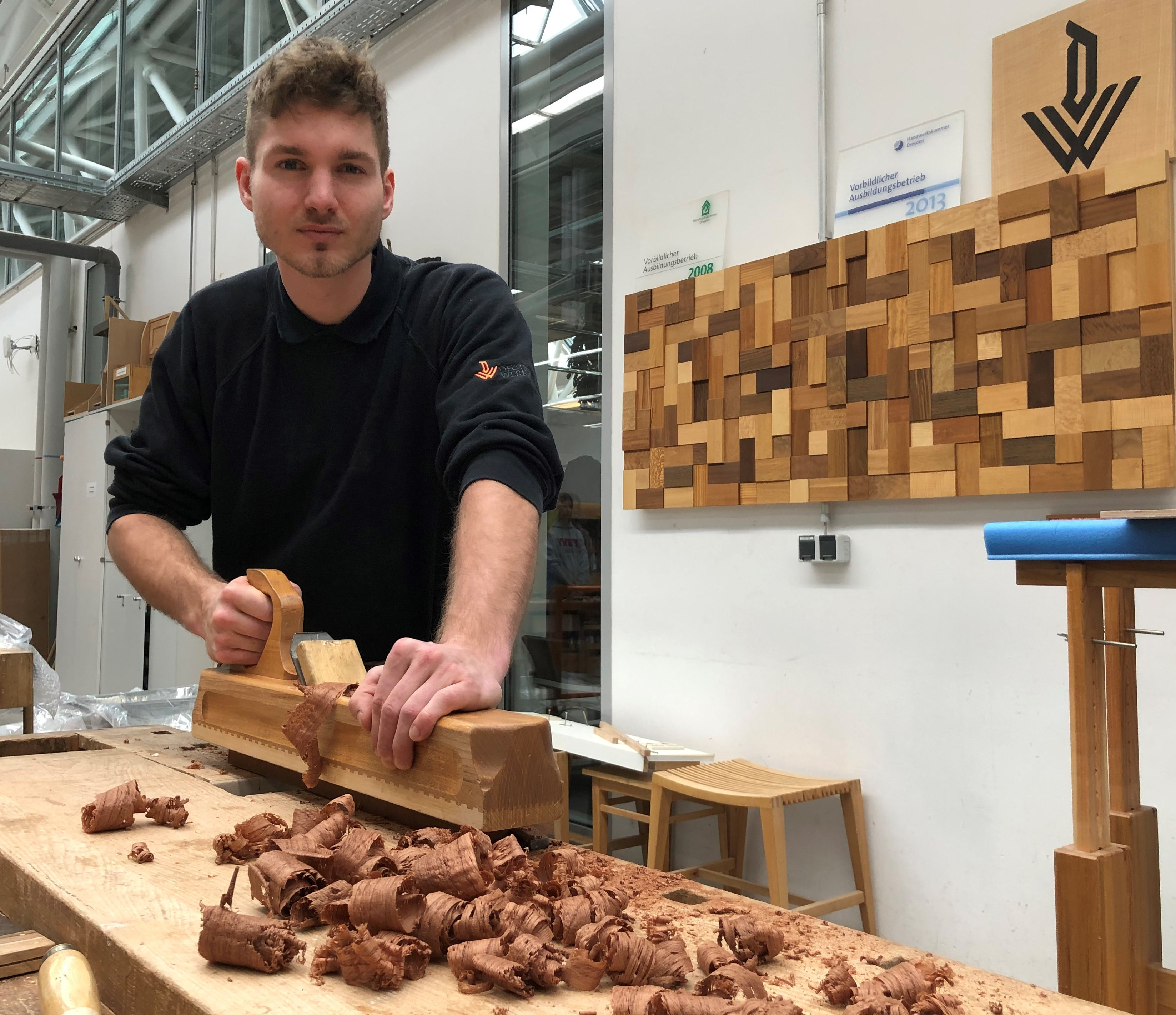 Friedrich Böhme, Tischler-Lehrling bei den Deutschen Werkstätten in Dresden-Hellerau arbeitet in der Lehrwerkstatt. Über seine Arbeit berichtet er ab sofort auf dem Tischler-Blog "Born2BeTischler". Foto: DW/Juliane Richter