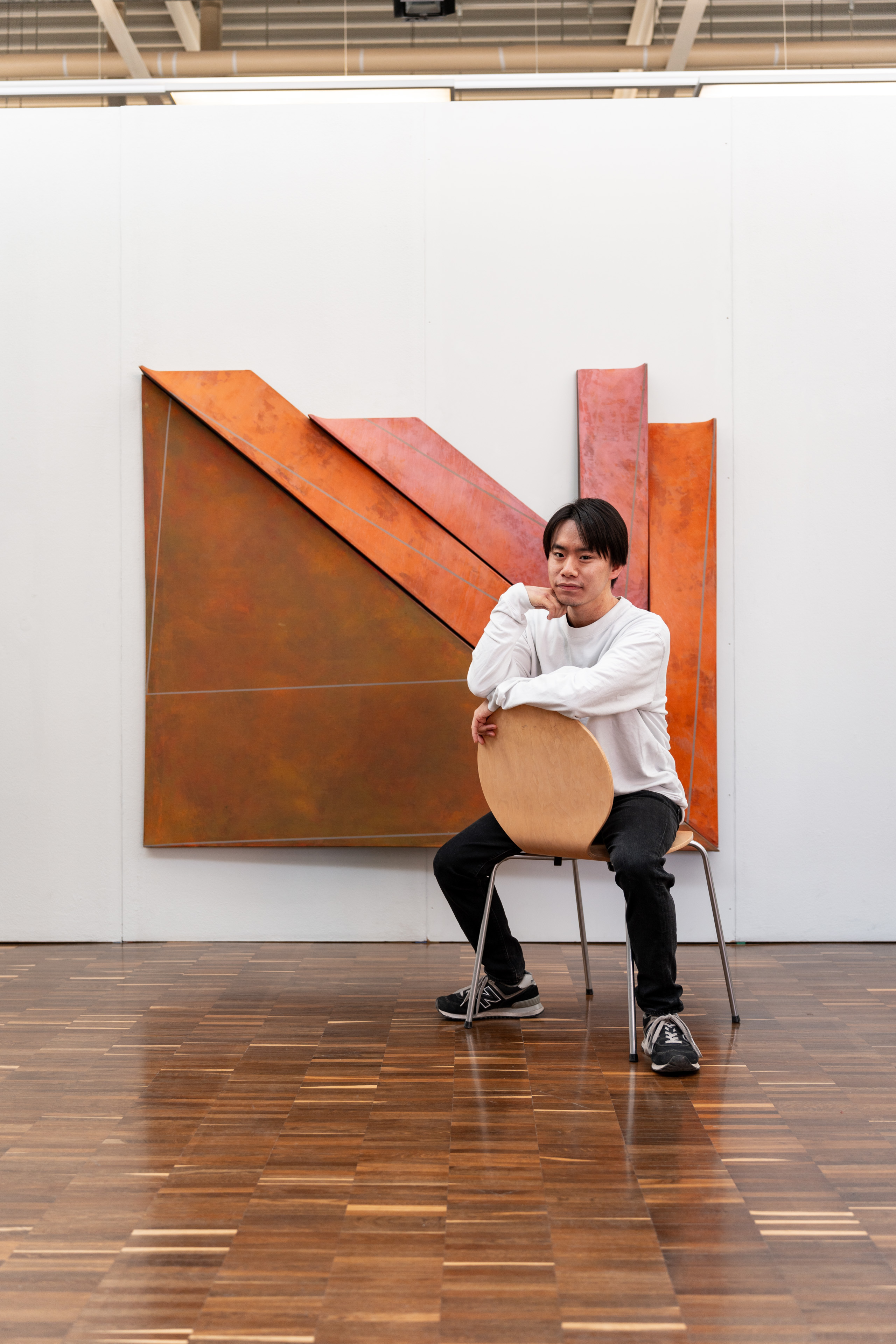 Der Pianist Yuta Tenkatsu in der Ausstellung Transition II des Künstlers Colin Ardley (Copyright Foto DW/V.Seifert; Copyright Kunst Colin Ardley)