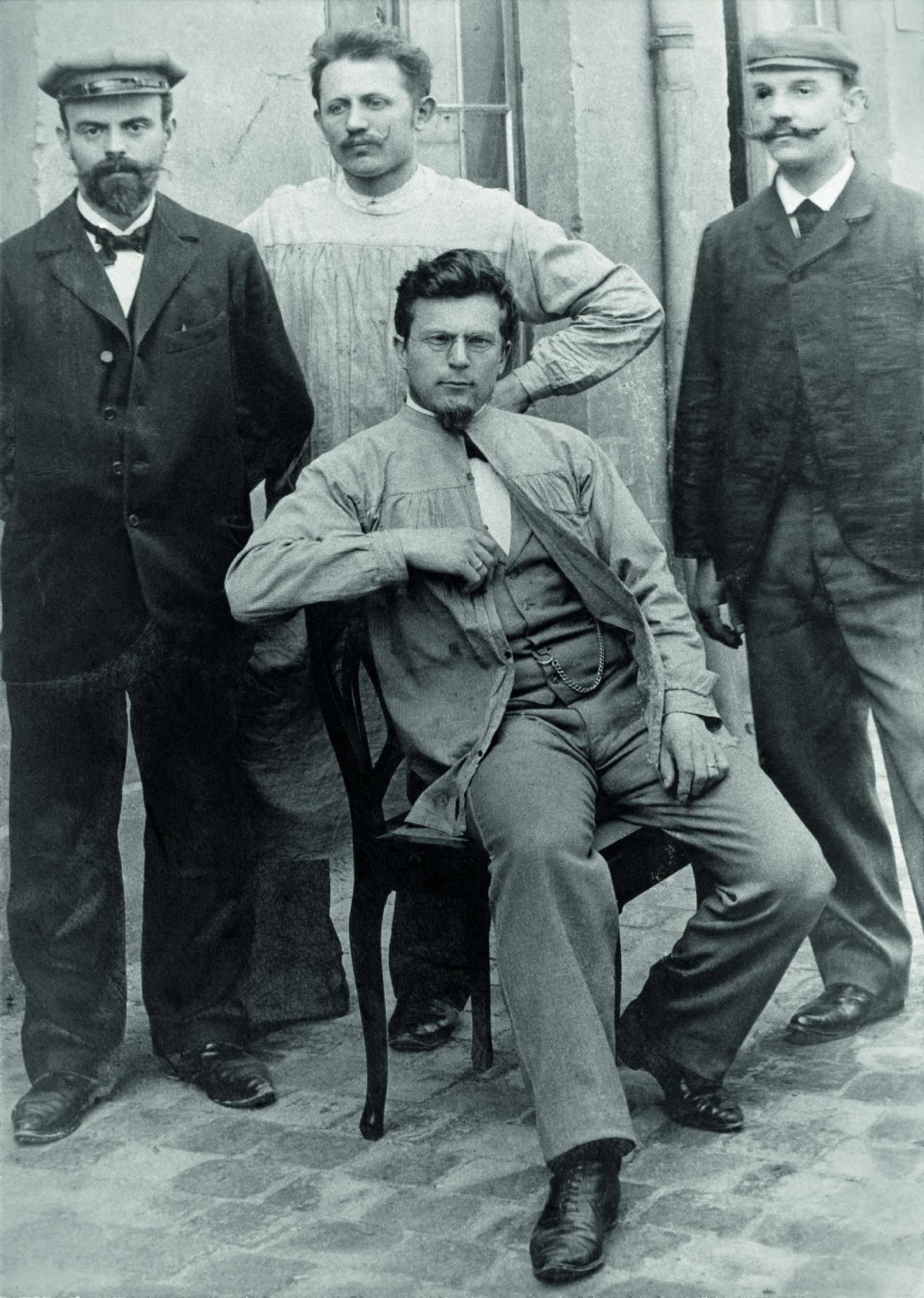 Karl Schmidt, Mitte vorn, um 1900, Firmenarchiv im SHStA Dresden, © DW, 104_09_05, Repro Lothar Sprenger