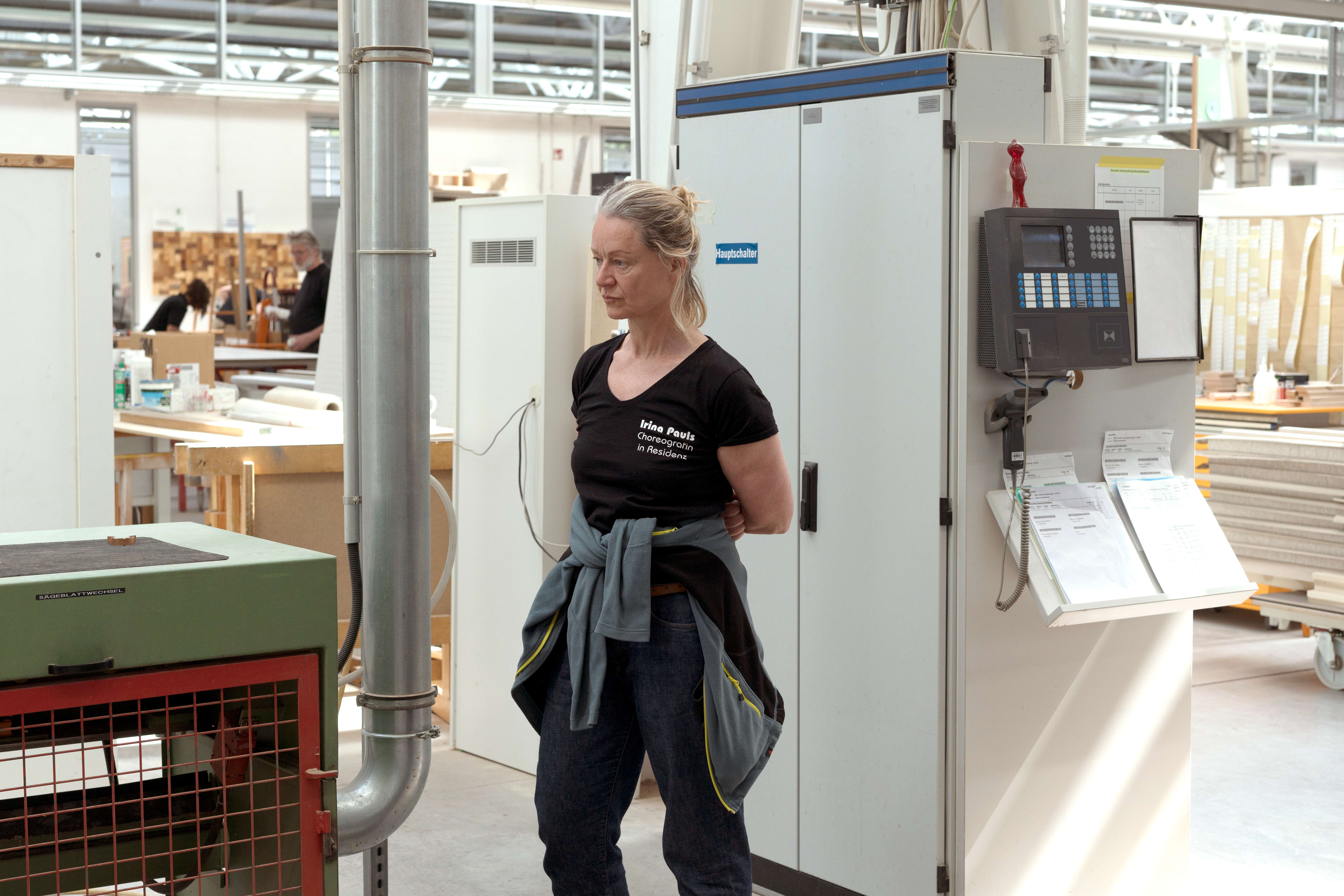 Irina Pauls in der Fertigung der Deutschen Werkstätten, © Foto: Jana Mila Lippitz / TANZPAKT Dresden