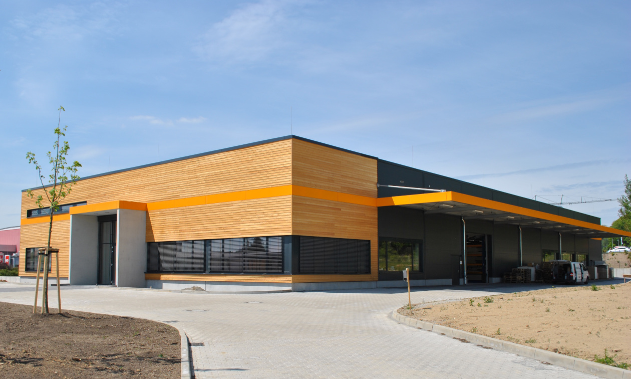 Außenansicht des Neubaus der Deutschen Werkstätten in Großröhrsdorf. Hier befindet sich ab sofort die Produktion für den Hochbaubereich, insbesondere Villen, Penthäuser und Vorstandsetagen. Foto: PR DW/Juliane Richter