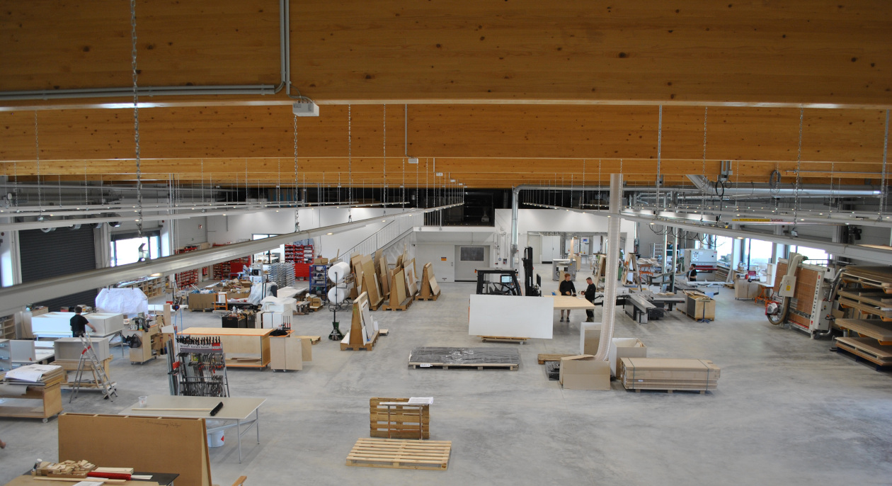 Blick in den Neubau der Deutschen Werkstätten in Großröhrsdorf. Hier befindet sich ab sofort die Produktion für den Hochbaubereich, insbesondere Villen, Penthäuser und Vorstandsetagen. Foto: DW/Juliane Richter
