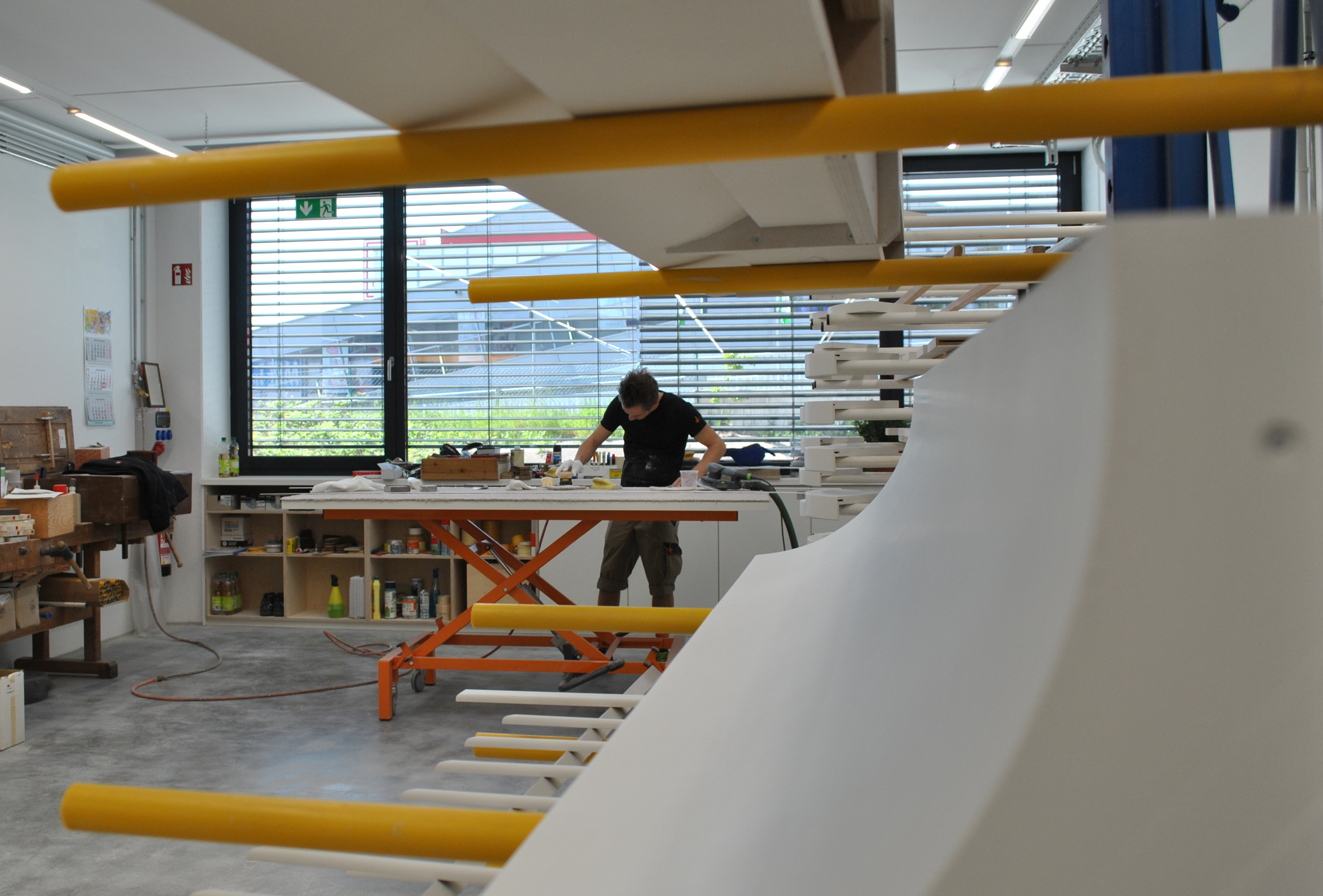 Tischler bei der Arbeit im Neubau der Deutschen Werkstätten in Großröhrsdorf. Hier befindet sich ab sofort die Produktion für den Hochbaubereich, insbesondere Villen, Penthäuser und Vorstandsetagen. Foto: DW/Juliane Richter